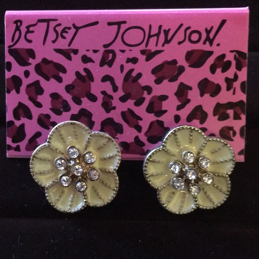 Betsey Johnson pale yellow enamel & rhinestone clusters centre flower earrings.